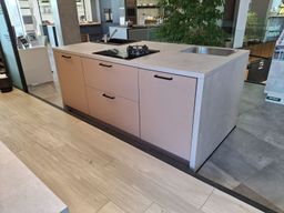 EBS Kuchyně Selena korál prémiová matná, pracovní deska beton pískový - galéria #2